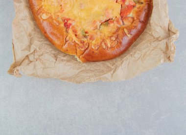 Kağıt üzerinde peynirli ev yapımı hamur işi. Yüksek kalite fotoğraf