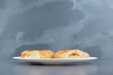 Beyaz tabakta patates dilimlenmiş piroshki. Yüksek kalite fotoğraf