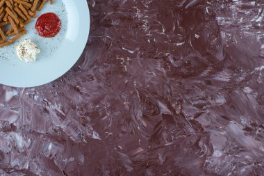 Tabakta soslu ekmek kırıntıları, mermer arka planda. Yüksek kalite fotoğraf