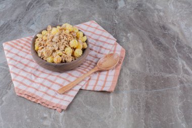 Tahta bir kase, sağlıklı mısır gevreği ve boş bir tahta kaşık. Yüksek kalite fotoğraf