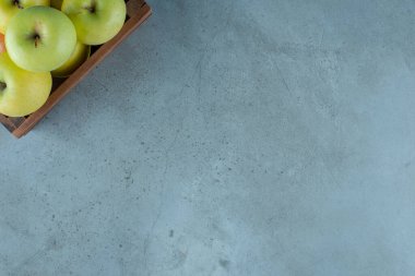 Mermer arka planda bir kutu taze elma. Yüksek kalite fotoğraf