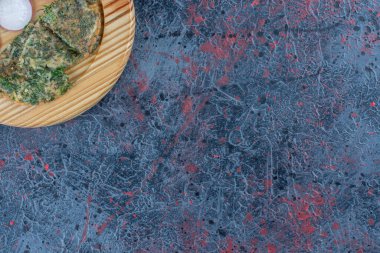 Yeşil soğanlı ve otlu ahşap bir omlet. Yüksek kalite fotoğraf