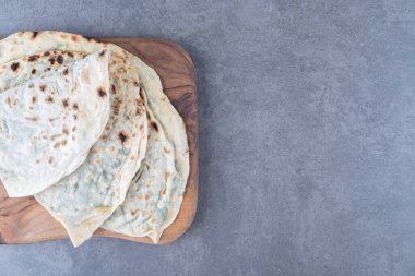 Azerbaycan ulusal mutfağı. Kesme tahtasındaki mermer arka plandaki Gutab. Yüksek kalite fotoğraf