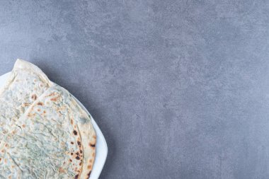 Mermer arka planda, tabakta nefis bir kalça. Yüksek kalite fotoğraf