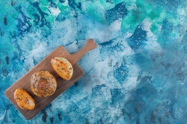 Kurabiye ve peynirli hamur işi kesim tahtasında, mermer arka planda. Yüksek kalite fotoğraf