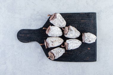 Taştan arka planda kurumuş hurma ağaçları. Yüksek kalite fotoğraf