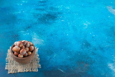 Fındıklar mavi arka planda, dokuma kabında. Yüksek kalite fotoğraf