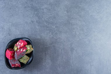  Mermer arka planda, bir kasede Türk lokumu. Yüksek kalite fotoğraf