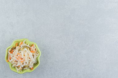 Havuçlu lahana turşusu, mermer arka planda. Yüksek kalite fotoğraf