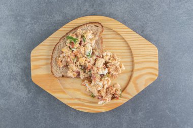 Tahta tabakta yumurta salatası ve ekmek. Yüksek kalite fotoğraf