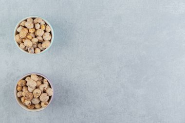 Tatlı patlamış mısırla dolu küçük renkli kaseler. Yüksek kalite fotoğraf