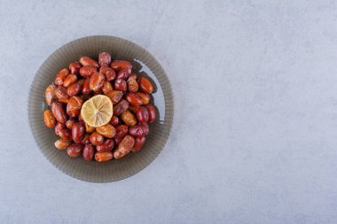 Taş zemin üzerinde koyu renkli olgun gümüş çilek tabağı. Yüksek kalite fotoğraf