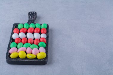 Rengarenk şekerlerden oluşan ahşap bir tahta. Yüksek kalite fotoğraf