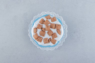 Krem köpüklü mavi kase çikolatalı mısır gevreği. Yüksek kalite fotoğraf