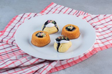 Jöleli mini kekler ve beyaz tabakta bisküviler. Yüksek kalite fotoğraf