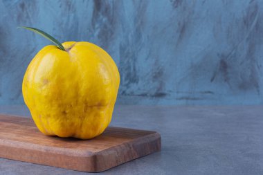 Kesme tahtasında mermer zemin üzerinde taze bıldırcınlar. Yüksek kalite fotoğraf