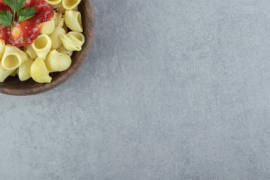 Ahşap kasede ketçaplı haşlanmış konchiglie makarna. Yüksek kalite fotoğraf