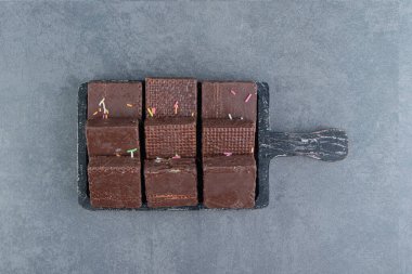 Siyah kesme tahtasında nefis sert çikolata. Yüksek kalite fotoğraf