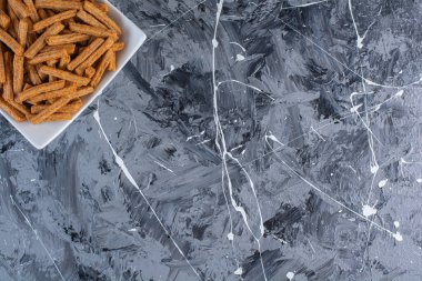 Kasede, mermer arka planda çıtır ekmek kırıntıları var. Yüksek kalite fotoğraf