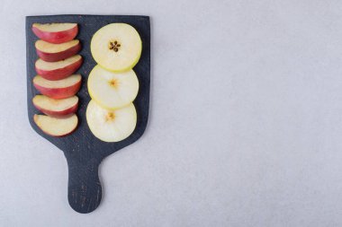 Kesme tahtasında kesilmiş meyveler, mermer arka planda. Yüksek kalite fotoğraf