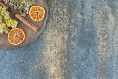 Ağaç parçasında kurutulmuş papatya ve kasımpatı. Yüksek kalite fotoğraf