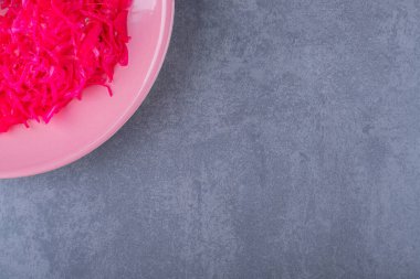 Pembe tabakta doğranmış lahana turşusu. Yüksek kalite fotoğraf