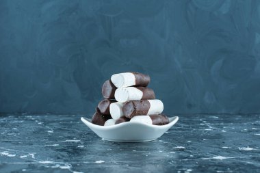 Tabakta iki renkli şekerler, mavi arka planda. Yüksek kalite fotoğraf