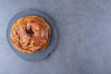 Lezzetli bir turta, mermer arka planda. Yüksek kalite fotoğraf