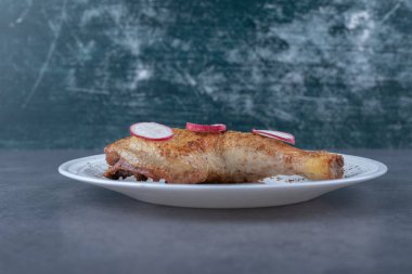 Izgara tavuk budu ve beyaz tabakta dilimlenmiş turp. Yüksek kalite fotoğraf