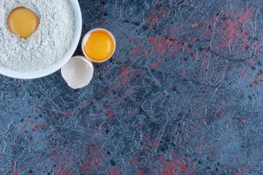 Yumurta sarısı ve yumurta beyazıyla kırılmış taze beyaz tavuk yumurtasının üst görüntüsü. Yüksek kalite fotoğraf