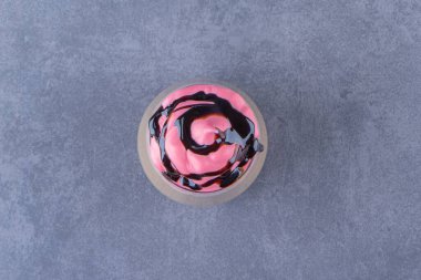 Bir bardak kremalı latte, mermer arka planda. Yüksek kalite fotoğraf