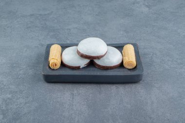 Siyah tabakta gözleme ve kurabiye. Yüksek kalite fotoğraf