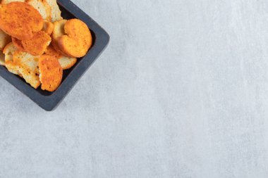 Kurutulmuş kırıntılar siyah tabakta, taş zeminde. Yüksek kalite fotoğraf