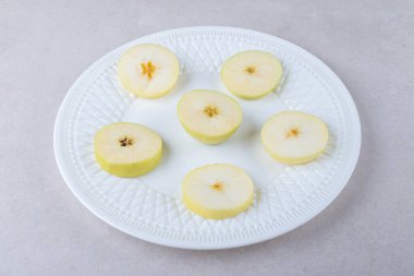 Armut dilimleri bir tabakta, mermer zemin üzerinde. Yüksek kalite fotoğraf