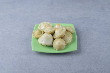 Tabakta, mermer arka planda lezzetli bir mini kabak. Yüksek kalite fotoğraf