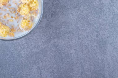 Süt taneleri cam kasede, mavi arka planda. Yüksek kalite fotoğraf