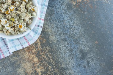 Beyaz kasede kurumuş papatya çiçeği. Yüksek kalite fotoğraf