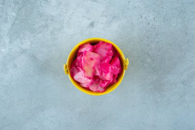 Mavi arka planda, kovada mayalanmış kırmızı lahana turşusu. Yüksek kalite fotoğraf