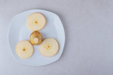Tabakta dilimlenmiş armutlar, mermer arka planda. Yüksek kalite fotoğraf