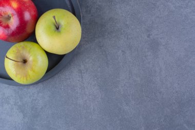 Mermer zeminde taze elmalar var. Yüksek kalite fotoğraf