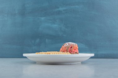 Beyaz bir tabakta donutla dilimlenmiş tatlı waffle rolleri. Yüksek kalite fotoğraf