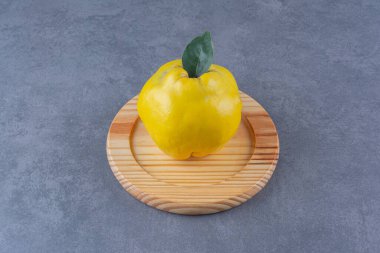 Ahşap bir tabakta, mermer zeminde ayva. Yüksek kalite fotoğraf