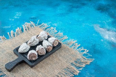 Mavi arka planda, dokuma tahtasında kurutulmuş hurma. Yüksek kalite fotoğraf