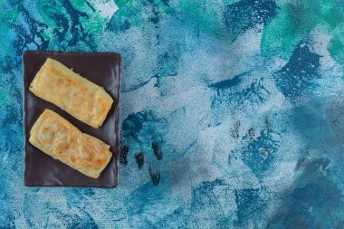 Tahta tabakta, mermer zemin üzerinde nefis kıymalı krep dolması. Yüksek kalite fotoğraf