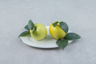 Beyaz tabakta olgun yeşil elmalar. Yüksek kalite fotoğraf