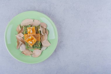 Yeşil tabakta fındıklı kurutulmuş meyve hamuru. Yüksek kalite fotoğraf