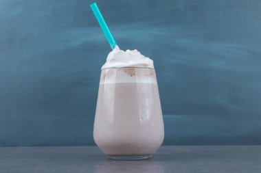 Krem şantili ve serpilmiş bir bardak şekerli milkshake. Yüksek kalite fotoğraf