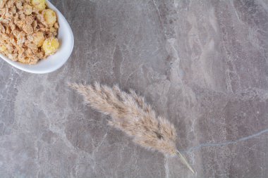 Beyaz bir tabak dolusu sağlıklı lezzetli mısır gevreği. Yüksek kalite fotoğraf