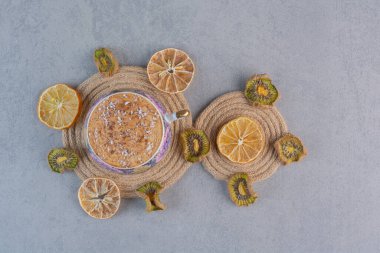 Taş zeminde lezzetli sıcak kahve ve kurutulmuş meyveler. Yüksek kalite fotoğraf