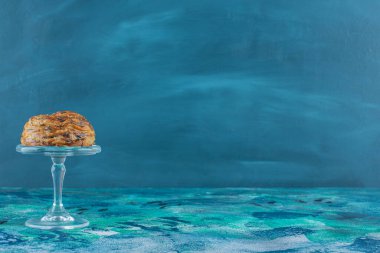 Cam kaidede kurabiye, mermer arka planda. Yüksek kalite fotoğraf